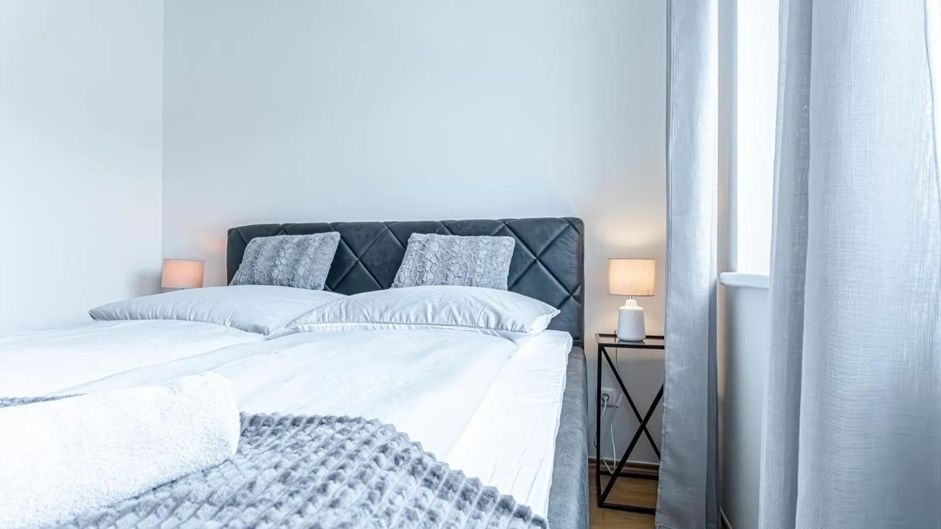 Trendy - Modern 1Br & 1Lr Apartment In Vienna Center