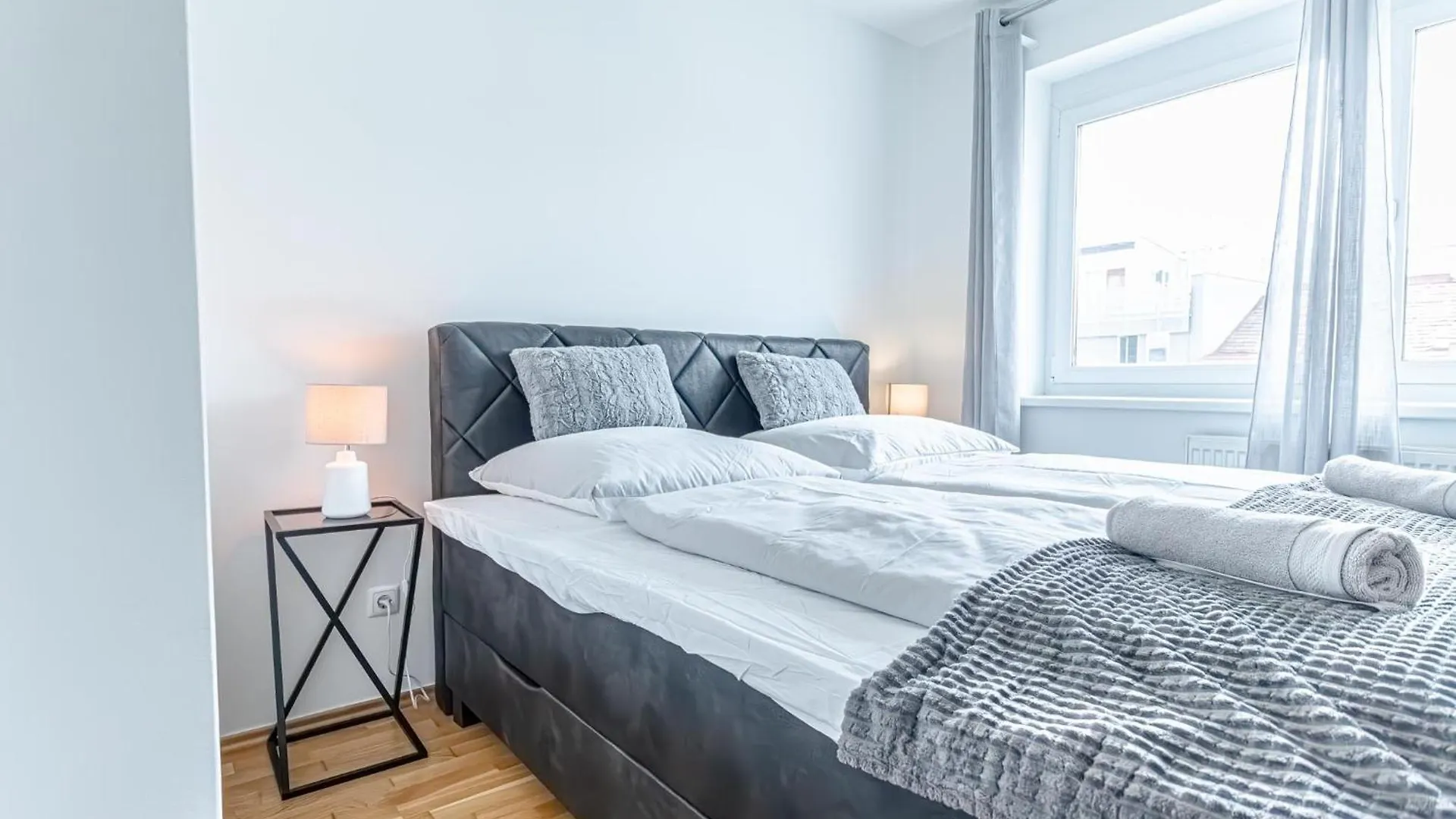 Trendy - Modern 1Br & 1Lr Apartment In Vienna Center contacts