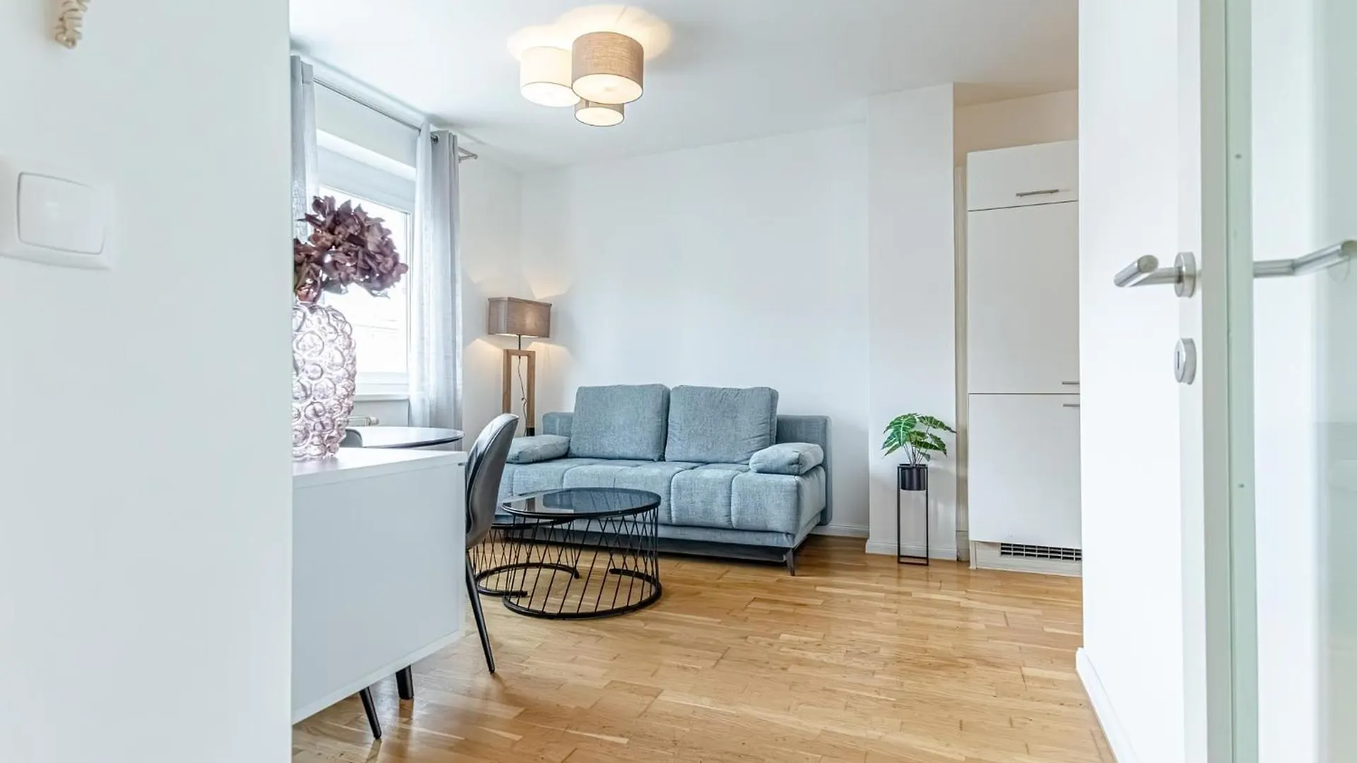 Trendy - Modern 1Br & 1Lr Apartment In Vienna Center