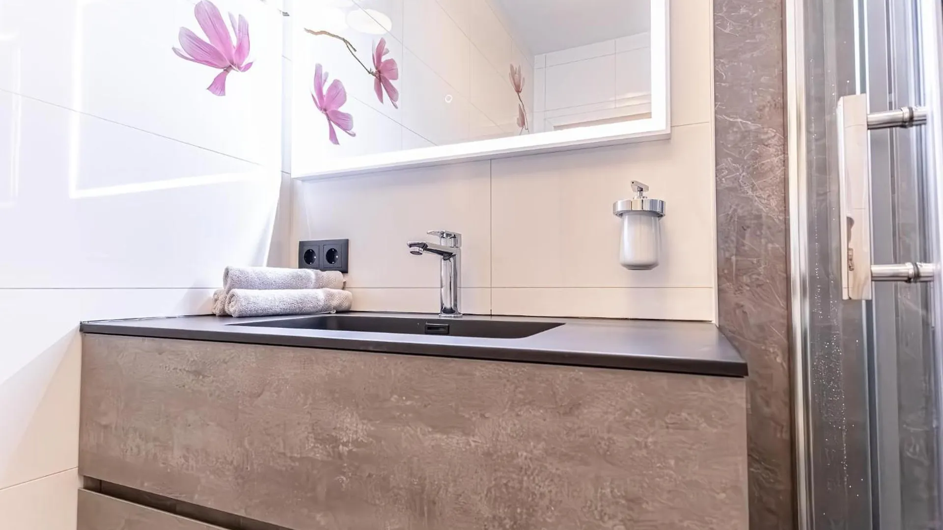 Trendy - Modern 1Br & 1Lr Apartment In Vienna Center