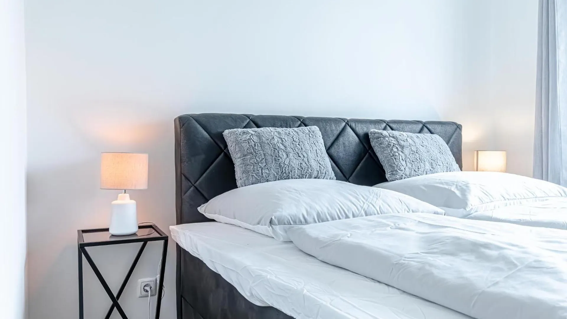 Trendy - Modern 1Br & 1Lr Apartment In Vienna Center