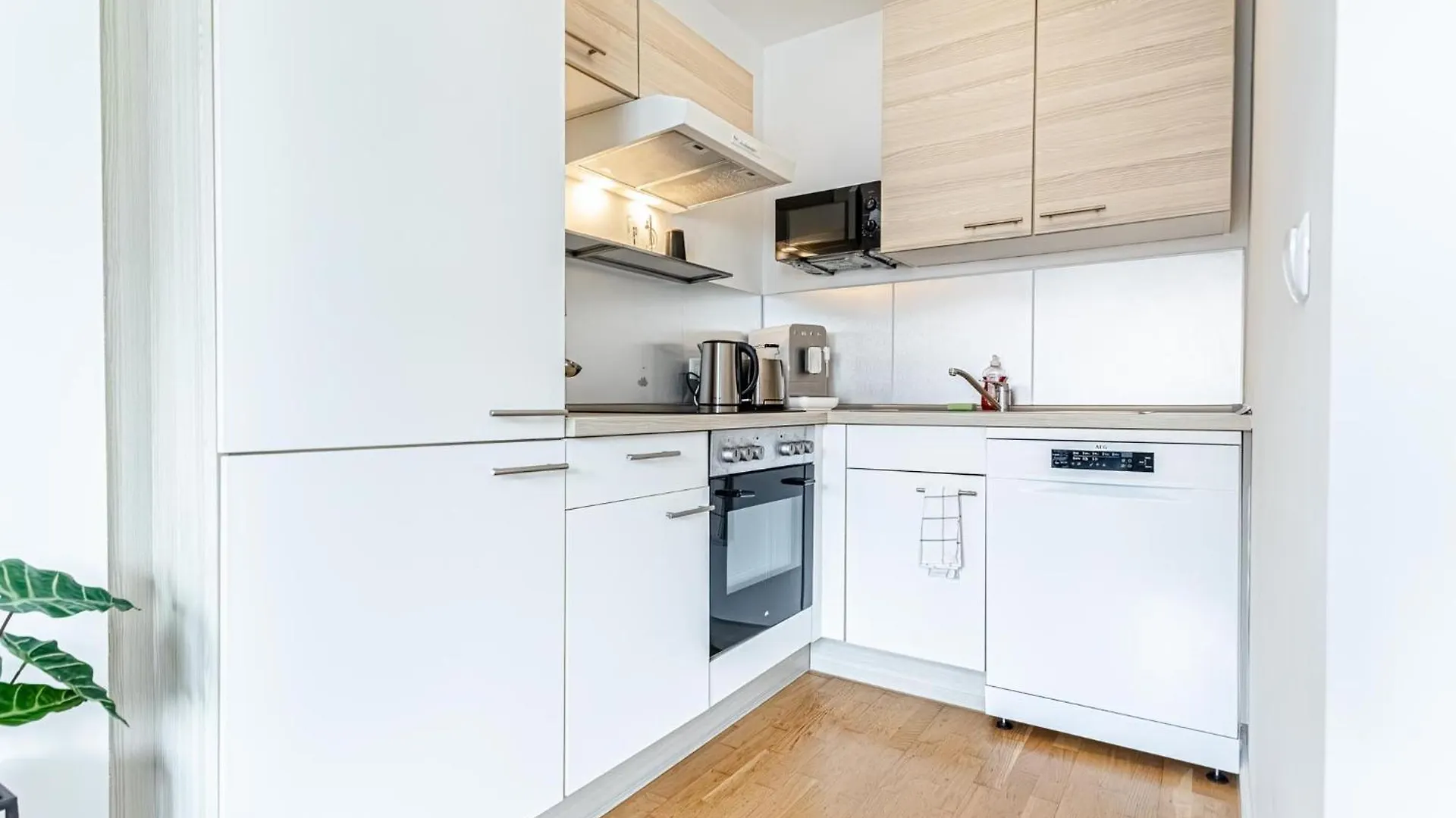 Trendy - Modern 1Br & 1Lr Apartment In Vienna Center