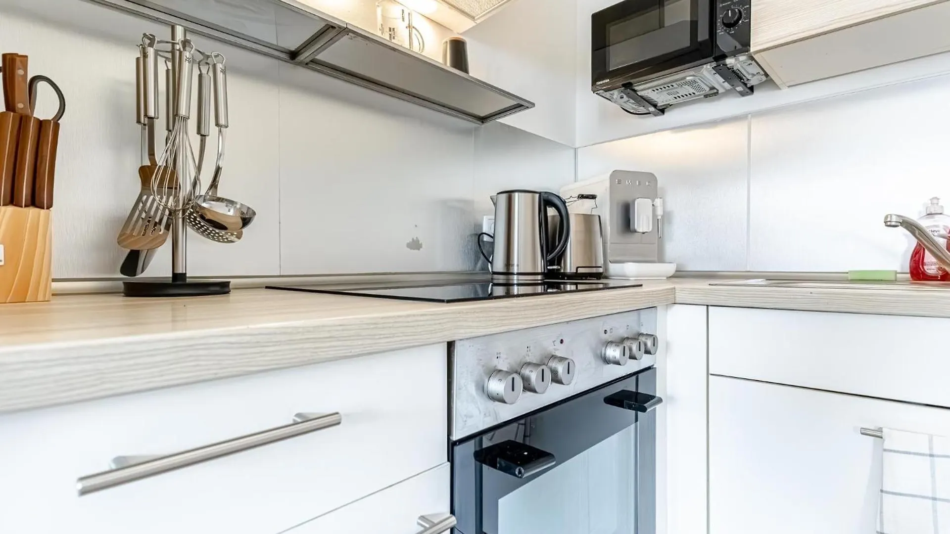 Trendy - Modern 1Br & 1Lr Apartment In Vienna Center 0*,  Austria