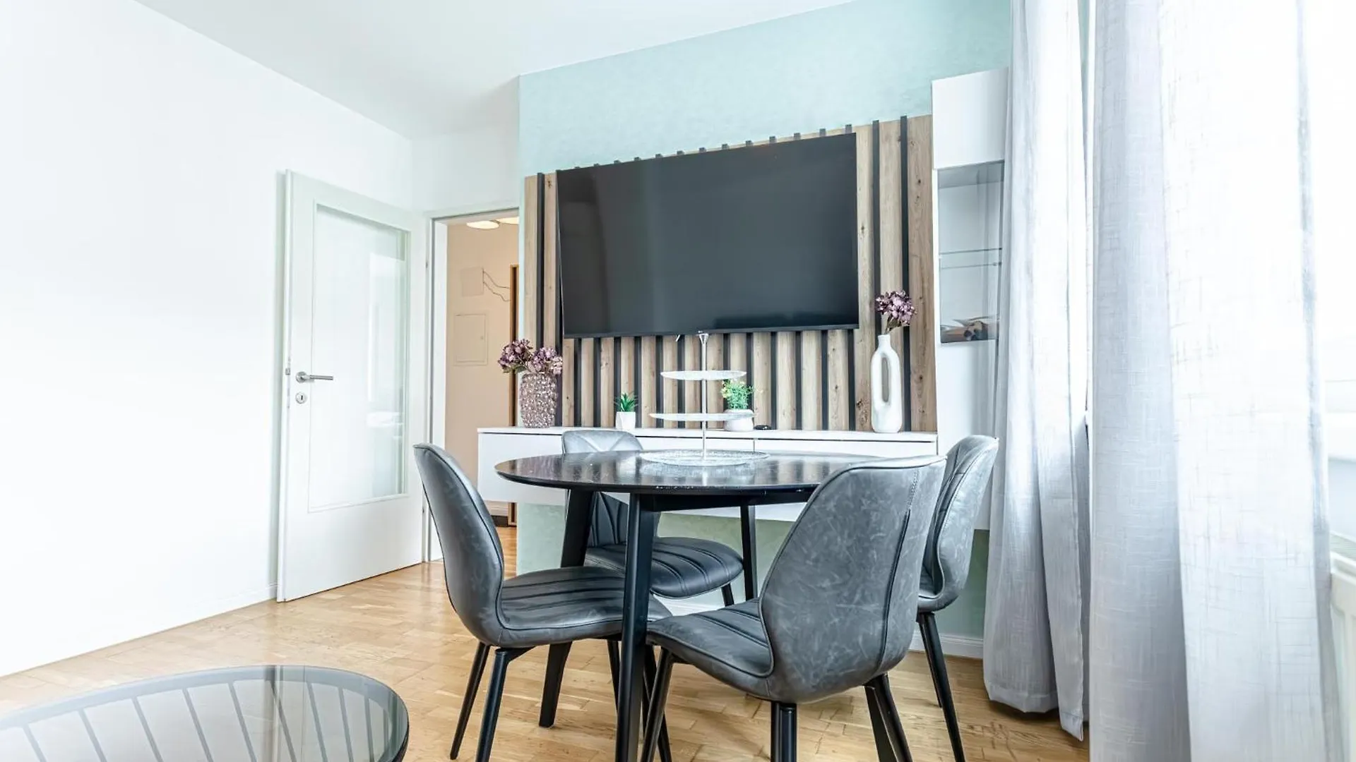 Trendy - Modern 1Br & 1Lr Apartment In Vienna Center