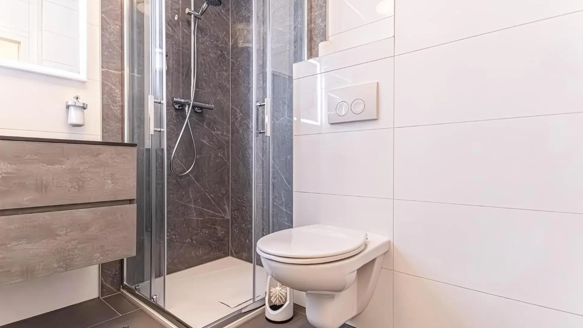 Trendy - Modern 1Br & 1Lr Apartment In Vienna Center 0*,  Austria