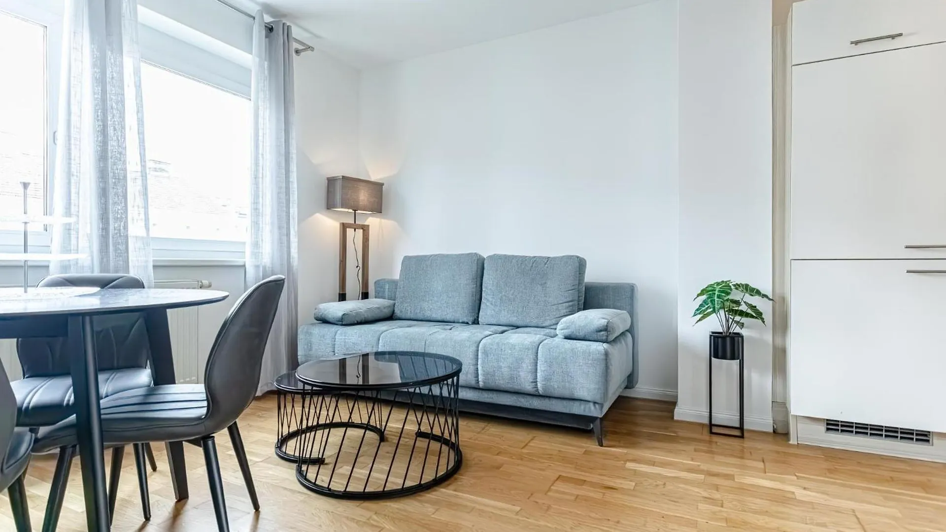 Trendy - Modern 1Br & 1Lr Apartment In Vienna Center