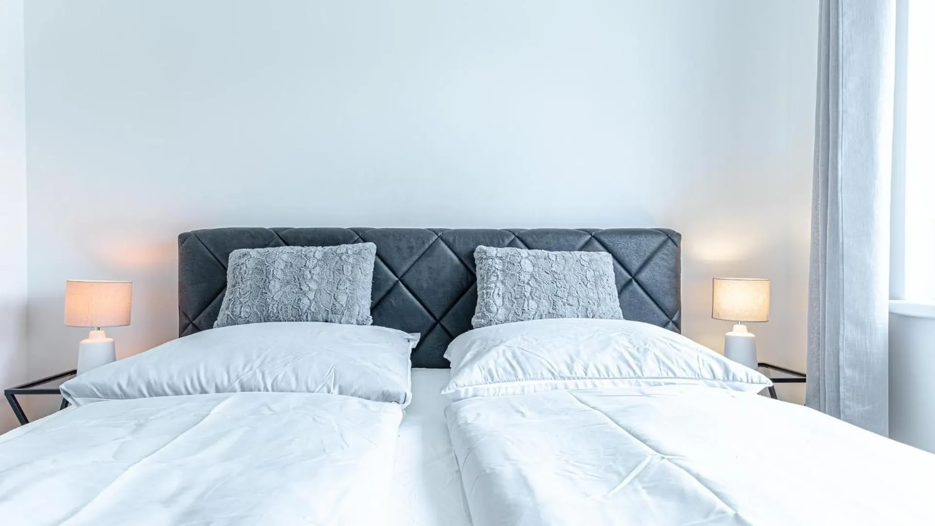 Trendy - Modern 1Br & 1Lr Apartment In Vienna Center