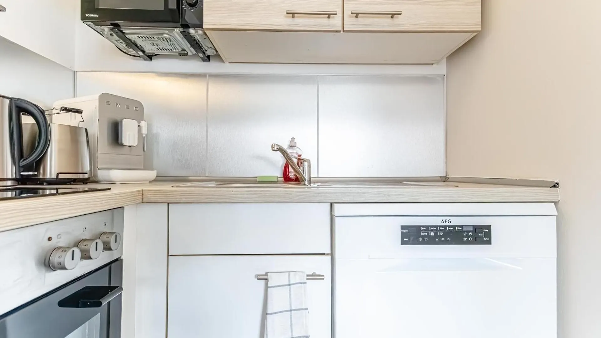 Trendy - Modern 1Br & 1Lr Apartment In Vienna Center