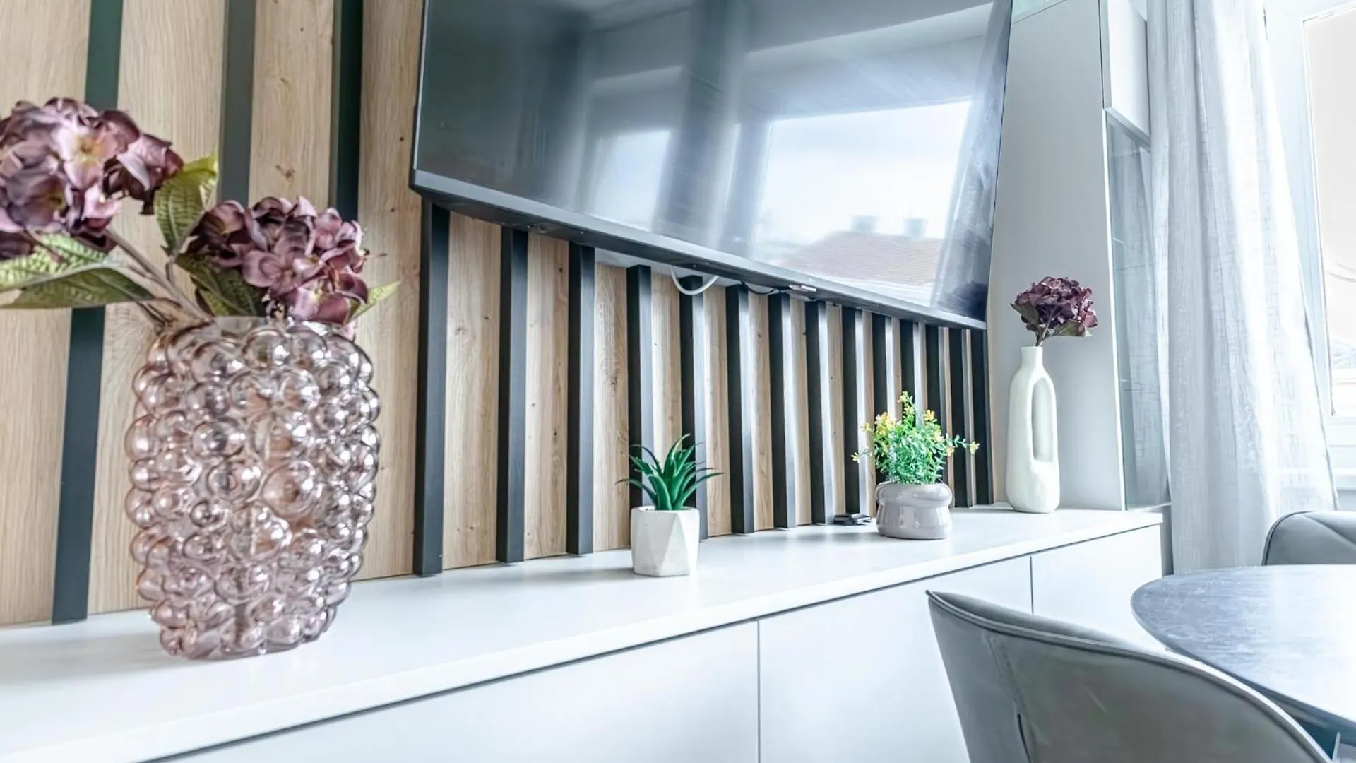 Trendy - Modern 1Br & 1Lr Apartment In Vienna Center